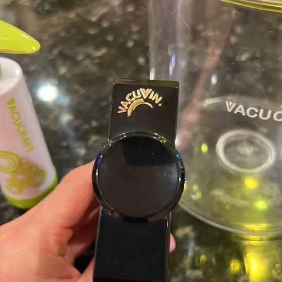 Vacuvin and Vacucraft valves and vacucraft 2.11 qt.  Container ❤️👌 - Picture 1 of 6